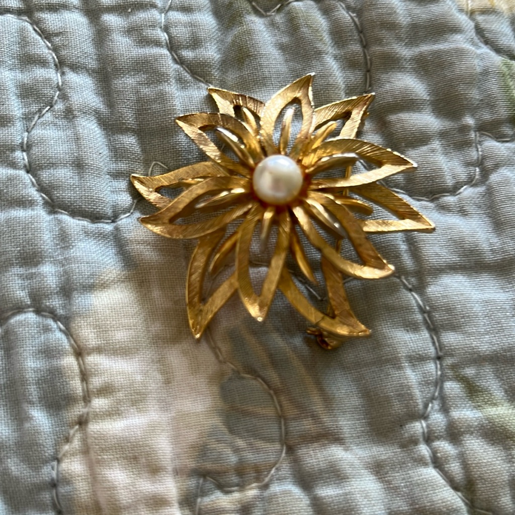Vintage Lisner [1960 Gold Tone Flower Brooch With Simulated Pearl Center